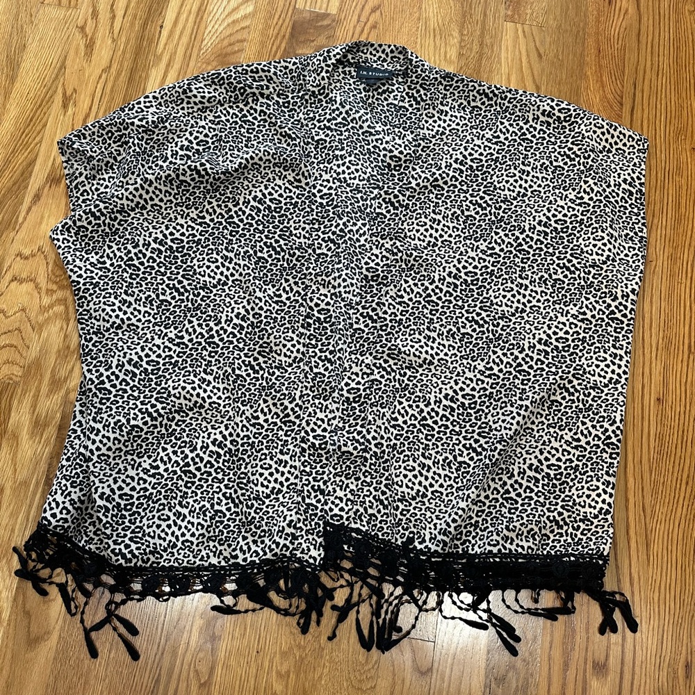 I. N. Studio. Medium. Kimono